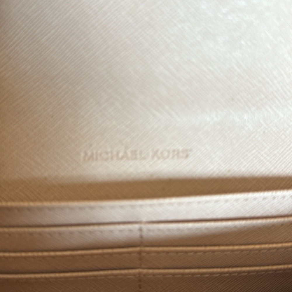 NWT-Michael Kors leather Fulton wallet. Color is call Ballet ( pale pink) - Picture 6 of 11